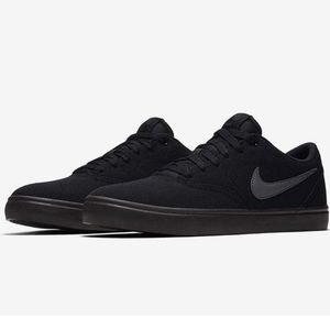 Nike SB® Check Solar Canvas skate shoes.
Black